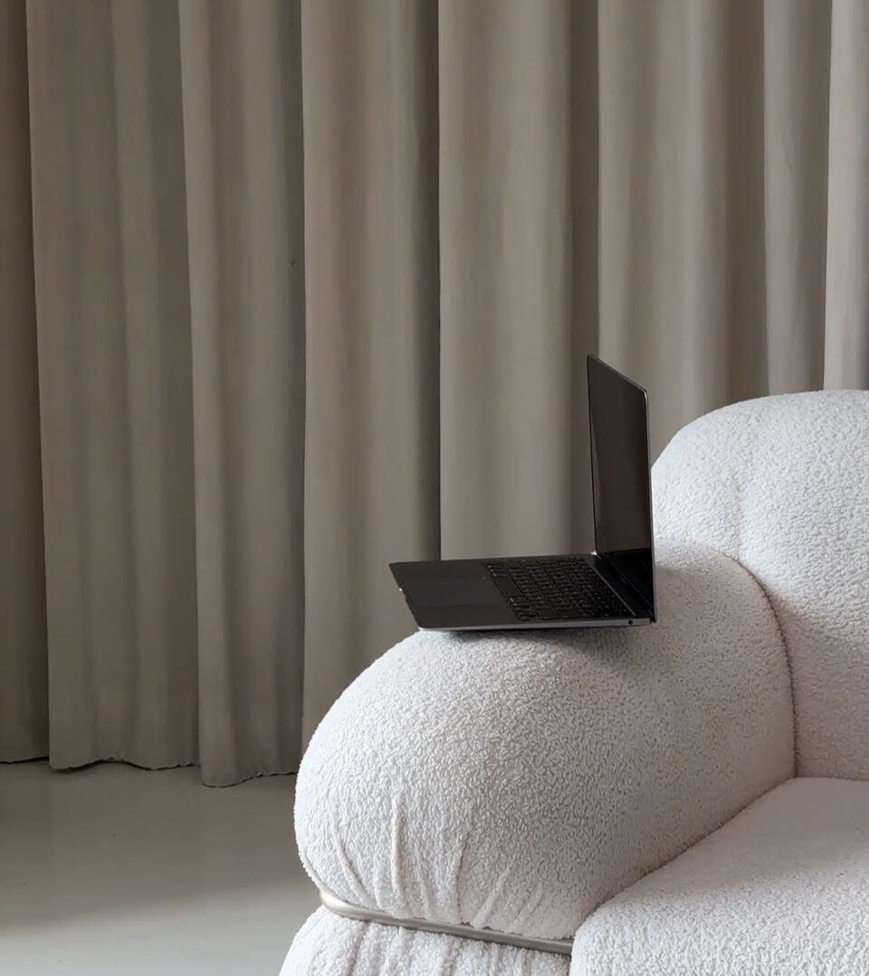 MacBook sur fauteuil blanc bouclette