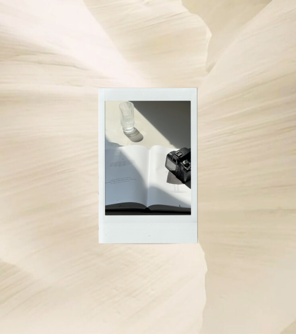 livre et appareil photo direction artistique